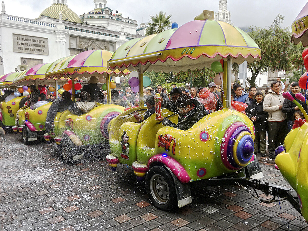 Вот так обливали участников карнавала. Фото автора, листайте галерею