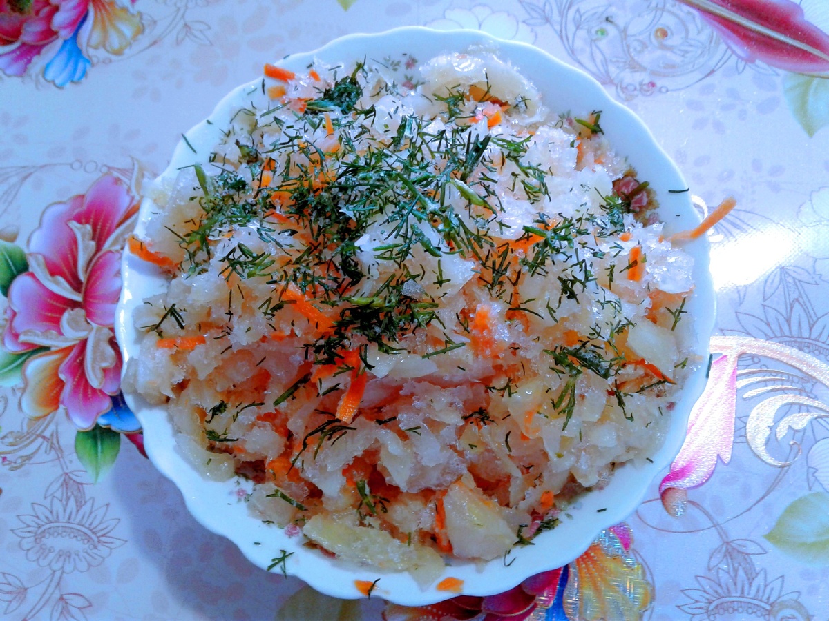 Капусту всегда салю, а потом замораживаю. Вкус от заморозки она не теряет. Это очень удобно.