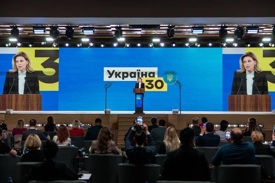 На форуме супруга главы государства рассказывала историю о своем скандальном желтом платье, фото: facebook.com