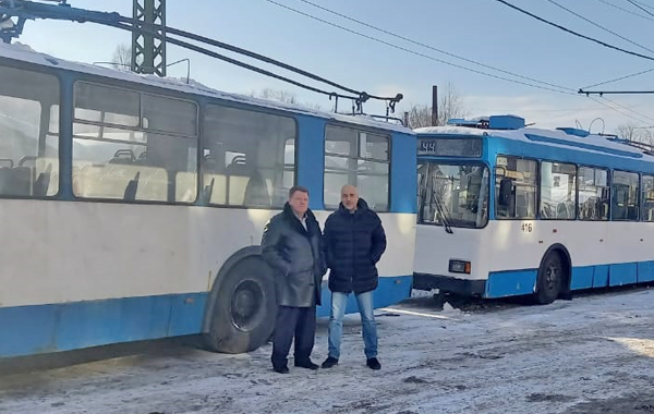 Геннадий Няккоев (слева) показал Денису Минкину (справа), как организована подготовка петербургских троллейбусов к работе на маршрутах Петрозаводска