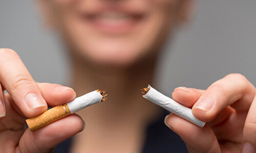 Отказаться от курения гораздо сложнее, чем может показаться на первый взгляд. И дело не только в физической, но и в психологической зависимости. Ведь для многих людей именно сигареты – лучшее средство для снятия стресса и напряжения. Кто-то даже считает, что резкий отказ от курения принесет организму вред. Так ли это на самом деле? И в каких ситуациях обязательно нужно бросать курить? Давайте же разбираться.