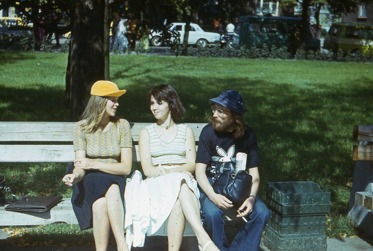 С коллегами во время обеденного перерыва. Я - в середине. 1979 год. 