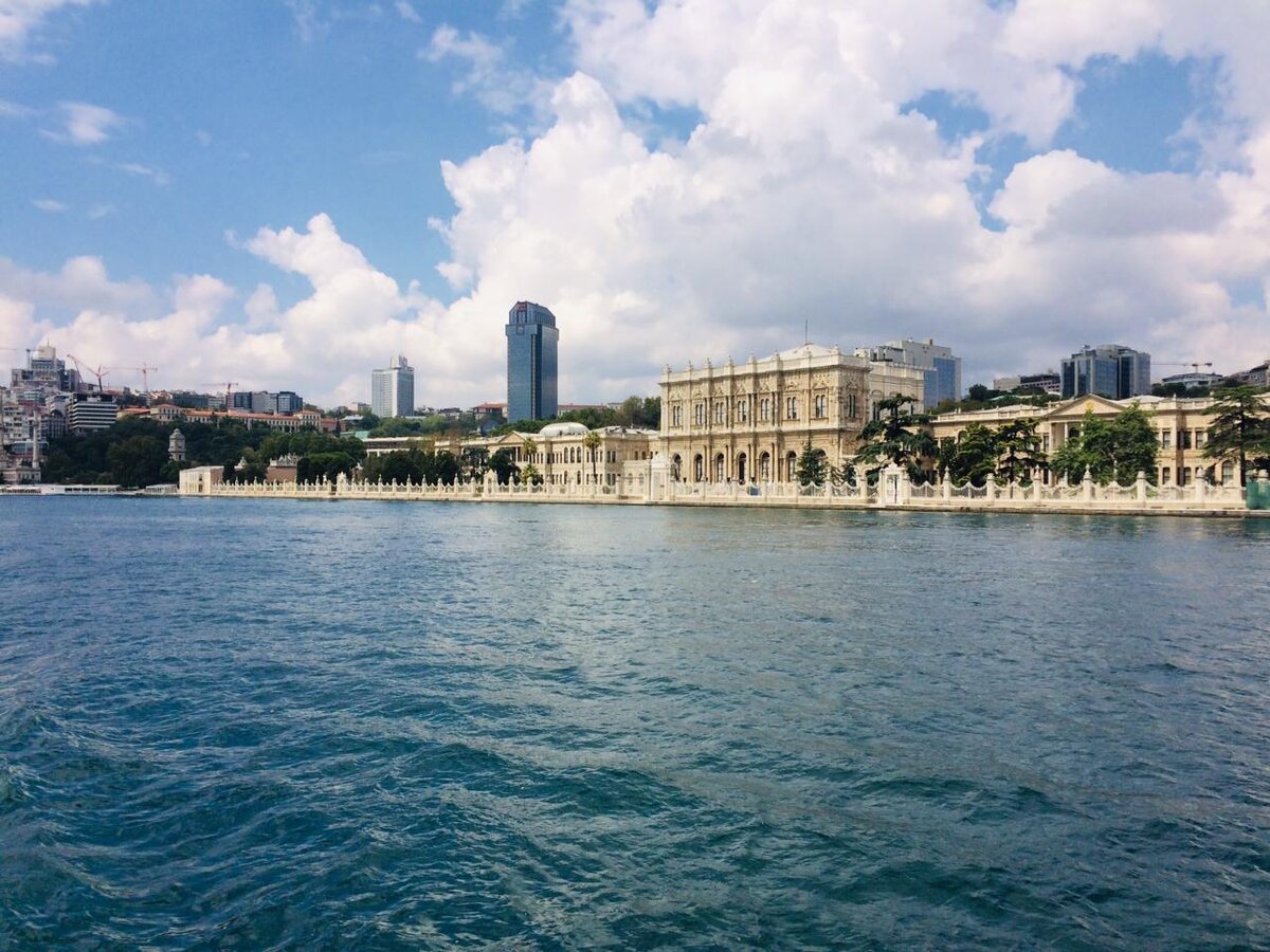 Вид на дворец Долмабахче с парома