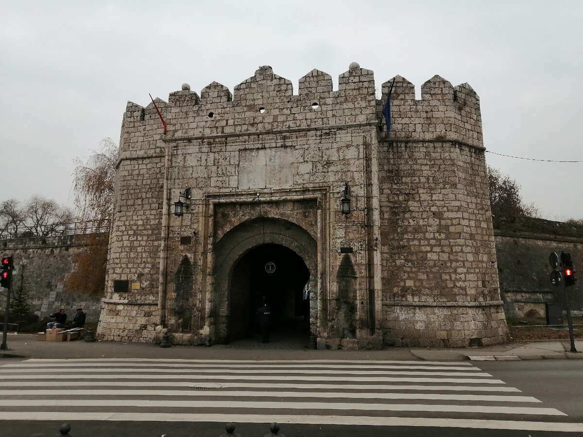 Caceres испания. Зендлингские ворота. Анталия адриановы ворота. Нойбранденбург. Нишская крепость.