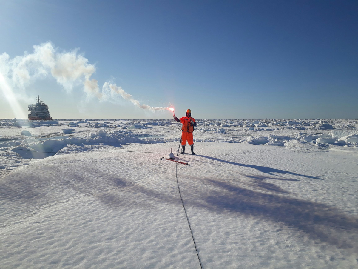 Установка радиомаяка на ледовую поверхность в акватории Карского моря (фото Максима Липатова)