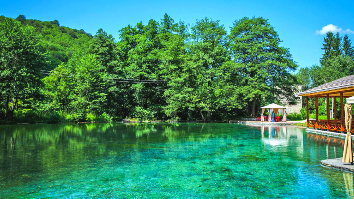Вода очень прозрачная, видно на 20м в глубину