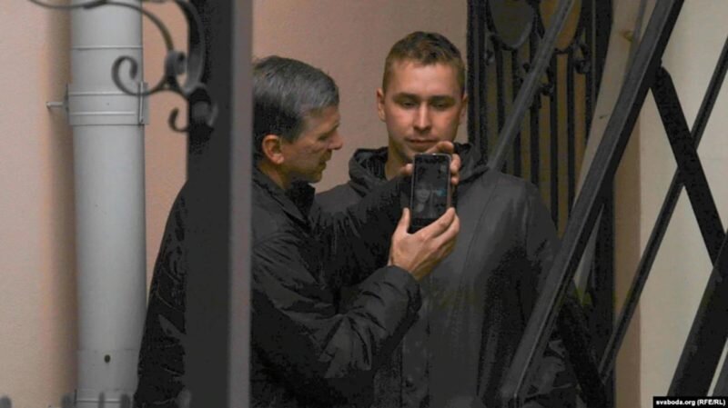 Виталий и Владислав Кузнечики на территории посольства. Фото: «Радыё Свабода»