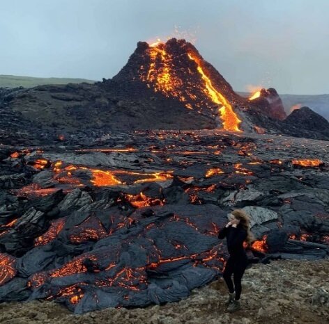 Извержение вулкана  Фаградальсфьятль  в Исландии, фото https://www.instagram.com/ernabergthors/