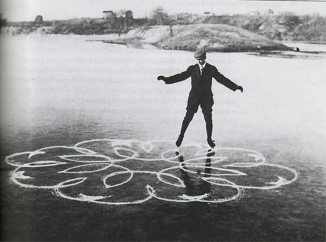 Фигуристы сами чертили для себя сложные узоры, а затем с помощью коньков переносили их на лед. Фигуры, предложенные судейской коллегии Олимпийских игр Н. Паниным-Коломенкиным, были настолько оригинальны, красивы и сложны, что их посчитали абсолютно невыполнимыми. И когда русский фигурист все-таки начертил их, заслуженной наградой ему была золотая медаль - первая олимпийская награда высшей пробы в истории отечественного спорта вообще. Фото из открытых интернет-источников.