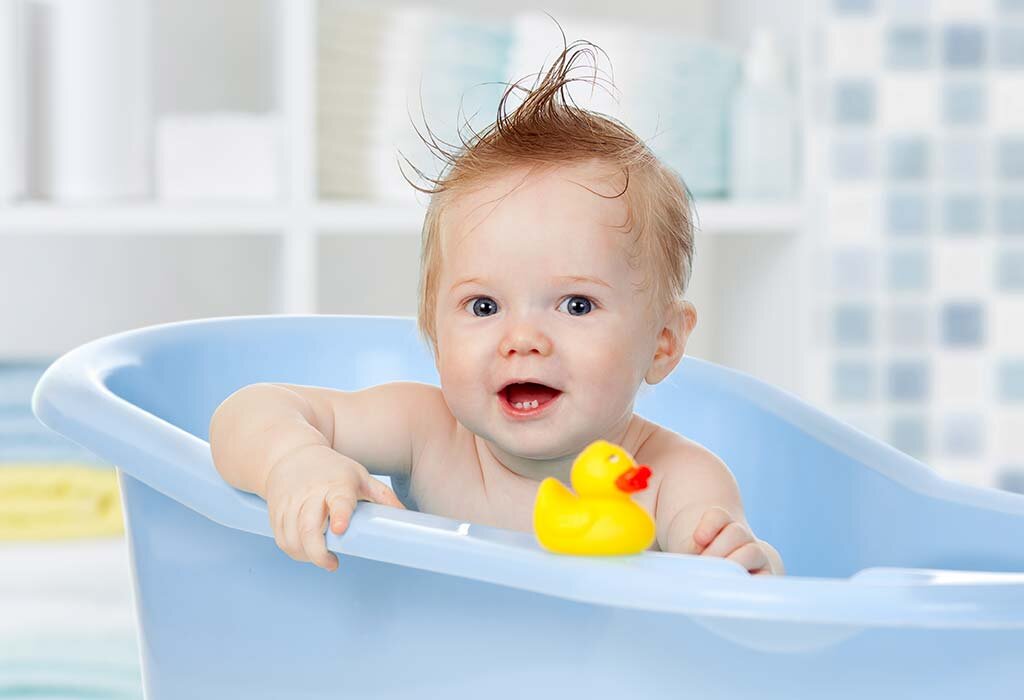 Первое купание происходит еще в роддоме, и выполняет его медсестра. После выписки же, у мамы или папы появляется возможность самостоятельно мыть новорожденного.