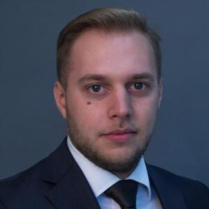 Александр Афанасьев, руководитель внутреннего консалтинга Транспортного комплекса Москвы Департамента транспорта Москвы, рассказал в чем преимущество умных перекрестков и какие технологии считаются самыми удачными:  «Традиционная работа светофорных объектов в режиме фиксированных фаз не соответствует современным требованиям организации дорожного движения и провоцирует ряд негативных эффектов для всех участников движения: пешеходов, общественного и личного транспорта. Когда мы говорим о негативных эффектах, то это прежде всего длительное ожидание пешеходной фазы, которая провоцирует переход на красный свет, для общественного транспорта — несоблюдение интервалов движения и снижение объемов пассажироперевозки, а для личного — наличие пустых «фаз» при низкой нагрузке и снижение пропускной способности из-за неоптимального использования зеленого сигнала. Мы поняли, что необходимо прийти к адаптивному, умному управлению светофорными объектами. Мы проанализировали, какими инструментами это может быть реализовано и определили, что индуктивный петлевой детектор — оптимальный вариант для адаптивного управления светофорным объектом. Он наиболее точный, не зависит от внешних факторов. Если сделать управление на основе камер, учитывая погодные условия, зимой мы могли бы очень долго ждать включения нужной фазы.