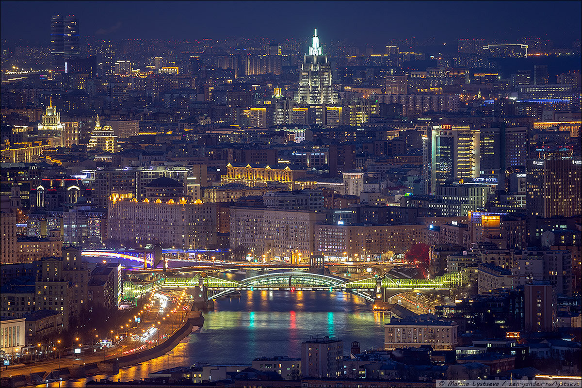 Смотровая площадка москва пушкинская карта. Смотровая площадка МГУ Воробьевы горы. Вид на МГУ С Москва Сити. Смотровая площадка МГУ ночью. Вид из Москва Сити на МГУ.