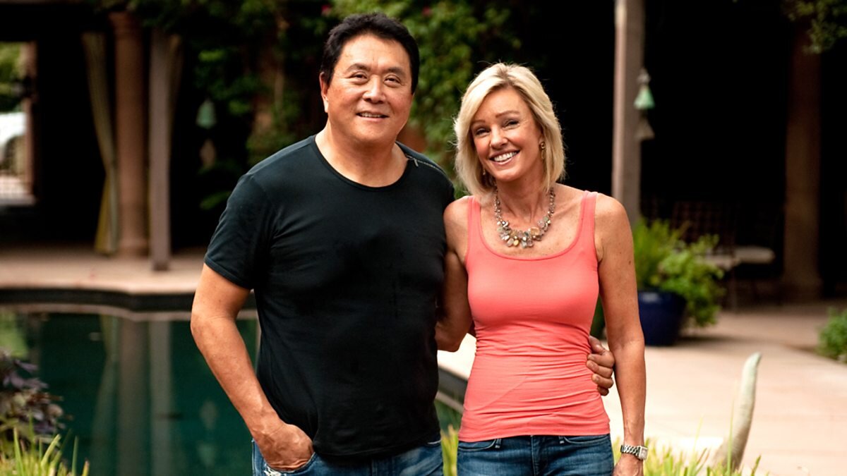 Счастливая пара, богатые и известные люди - Роберт и Ким Кийосаки. Но не всегда было так. В 1984 году они оказались в кризисе. Сила пары в том, что они смогли объединить усилия, разработать свой личный план выплаты долгов и слаженно действовать вместе. Фото: https://ichef.bbci.co.uk/images/ic/1200x675/p01h7scw.jpg