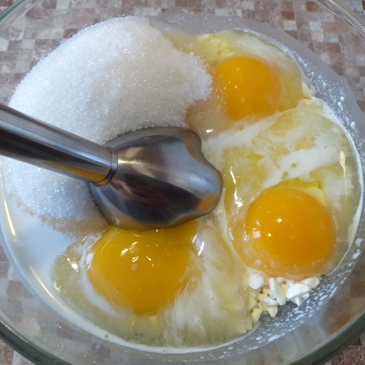 Для взбивания удобно использовать погружной блендер