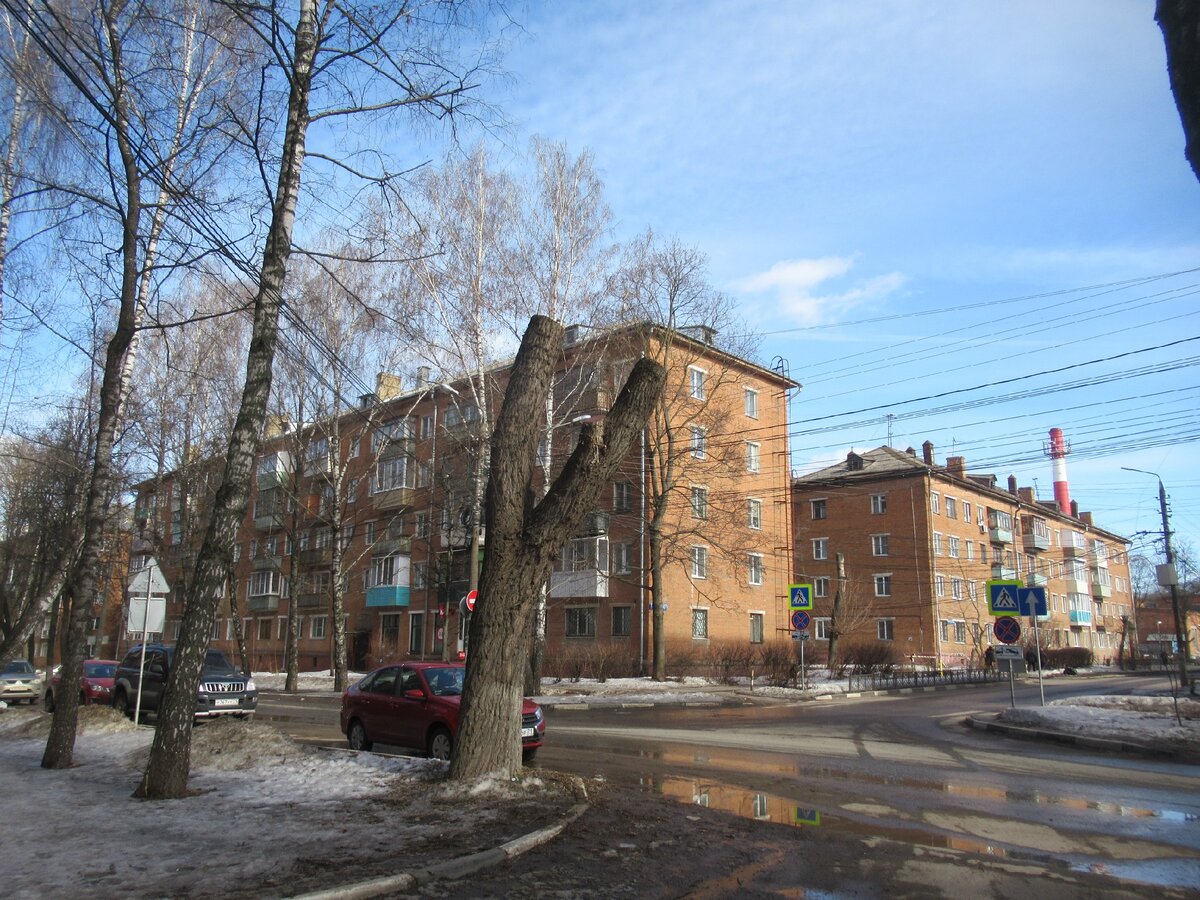 Дом номер 7  по нечетной стороне, здесь о улицы отходит проезд Тимирязева