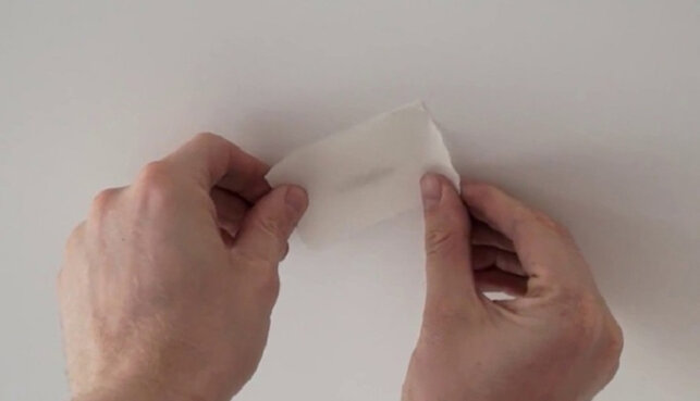 Подберите заплатку – идеально, если после ремонта остался хотя бы небольшой кусочек ткани от полотна