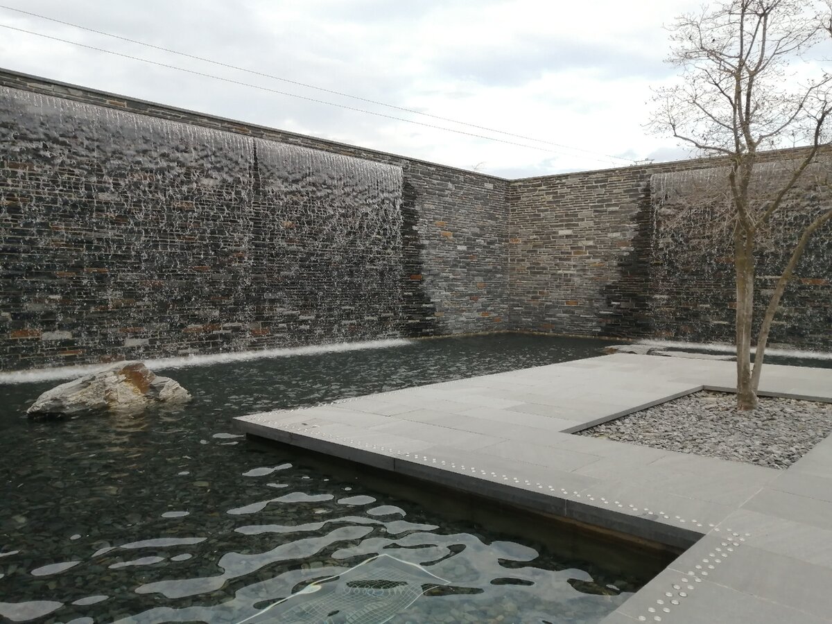 Сидя на скамейке напротив водопадов можно наслаждаться видами и звуками журчащей воды (фото из личного архива автора) 