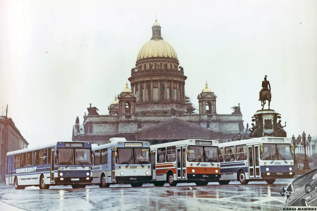 Модельный ряд автобусов ЛиАЗ 1989 года. Слева направо: видеосалон 5256.01 (он же 5917), компьютерный центр 5256.02 (он же 5918), обычный пассажирский 5256 и пригородный 5256.04 (он же 52567)