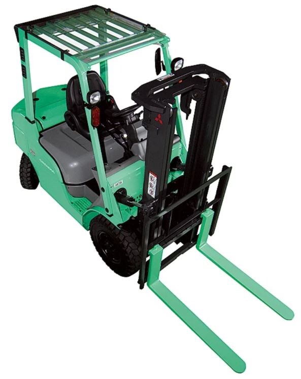 Стандартная комплектация погрузчиков. кабина открыта с 4-х сторон. Защитная решетка сверху кабины. В некоторых вариантах поверх решетки есть прозрачная ПВХ крышка. Система слива воды с крыши.