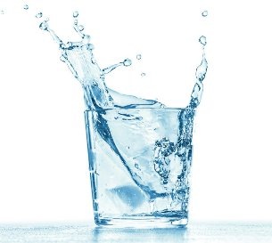 Этот миф содержит долю истины, но его неправильно интерпретируют. Женские журналы прославляют воду в качестве чудодейственного средства для похудения. Вода регулирует метаболизм. Она нужна для преобразования пищи в энергию. Следовательно, при недостатке жидкости организму сложнее усваивать полезные компоненты и расщеплять жиры, которые имеют свойство откладываться в определенных местах.