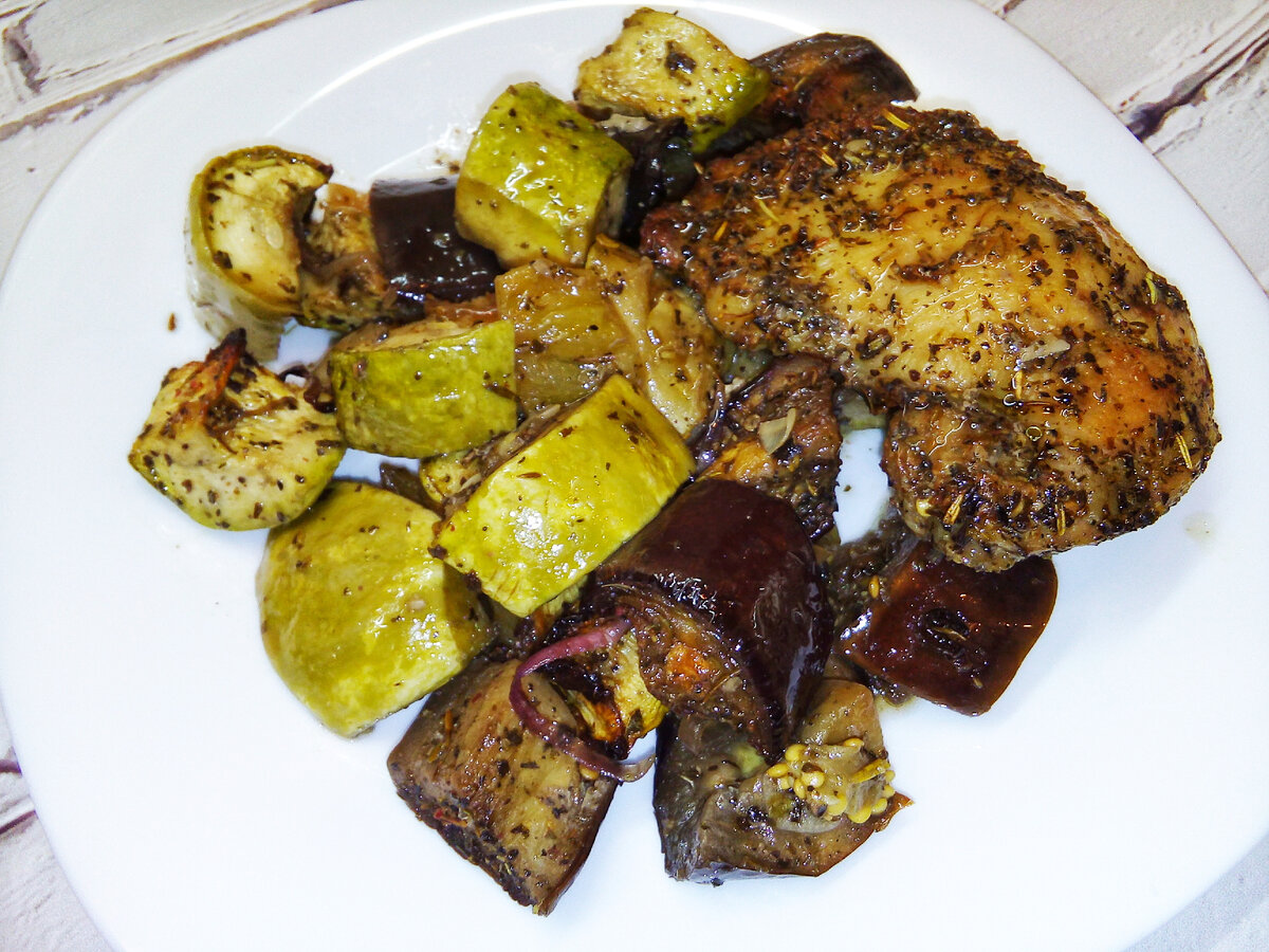 Шашлык из куриных бедер в духовке с овощами. Эта та курица, которую я сразу из морозилки отправила в духовку