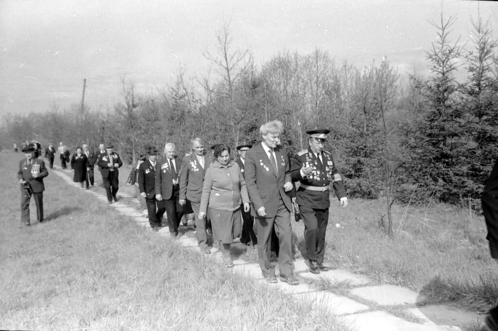 Высадка аллеи на Валимском рубеже. Фото – Л.Б.Роль. Источник: https://лесантипова.рф/galereja/