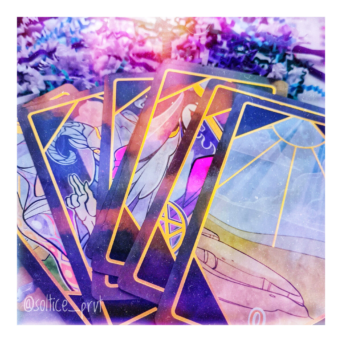 Это, собственно, те самые карты. Та самая колода. Очень красивая и очень приятно легла мне в руку. Я сразу почувствовала — мы сработаемся.