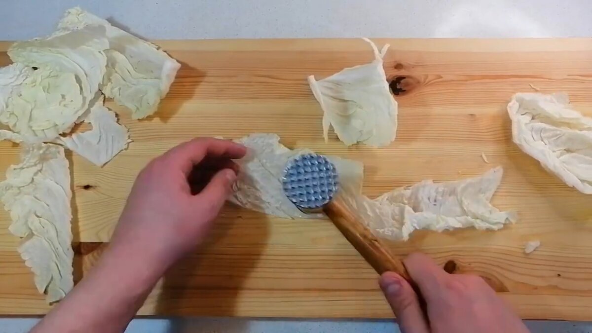 Так волокна капусты разобьются и лист будет сворачиваться легко