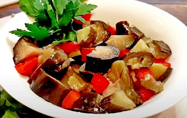 Квашенные баклажаны по маминому рецепту, готовые к употреблению.