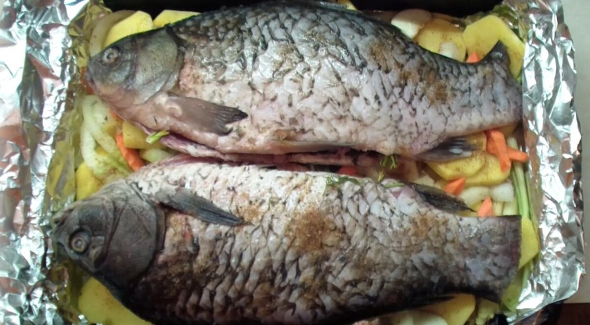 Кадр из моего ролика. Как запечь карасей в духовке на подложке из овощей.