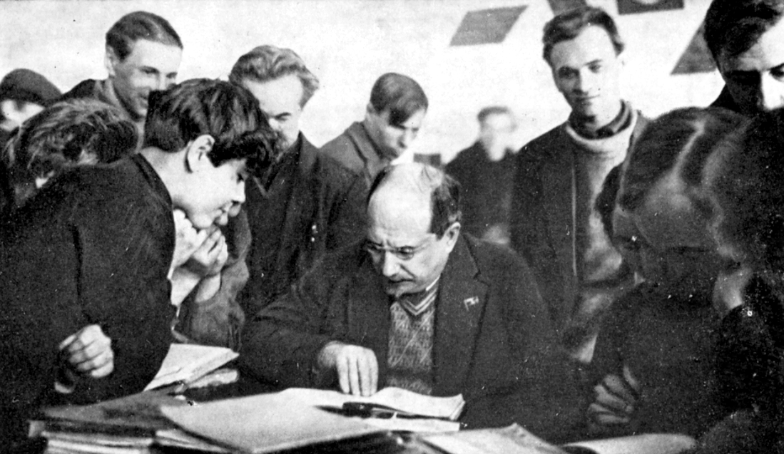 А.В. Луначарский и учащиеся, 1928 г.
