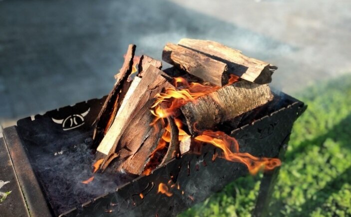 Старое выгорает в нас, быстро или медленно; и мы подкидываем новые дровишки- эмоции, привычки, навыки, пристрастия