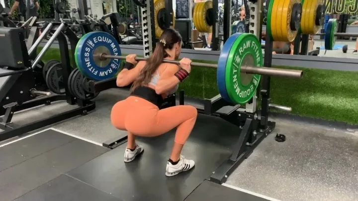 Присед всему голова. Не слушайте тех, кто говорит о его вреде для колен и спины. Вред несет плохая техника и плохая разминка.