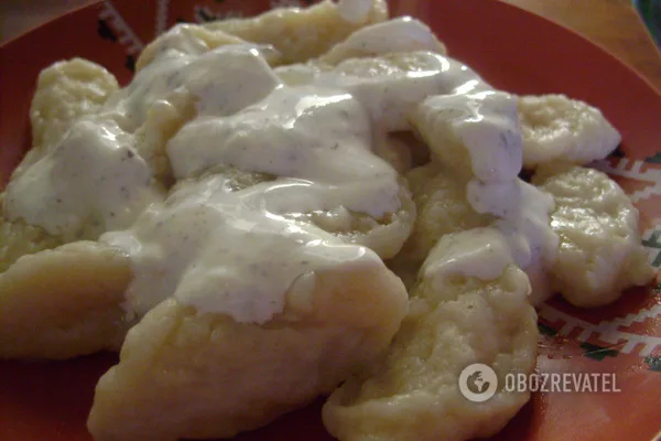 Полейте блюдо соусом и подавайте к борщу