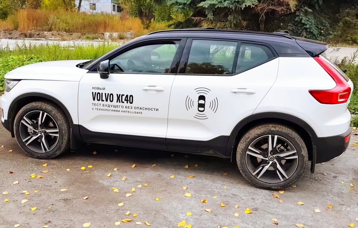 Вид компактного кроссовера сбоку и сзади. 