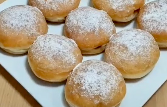 Пончики, посыпанные пудрой