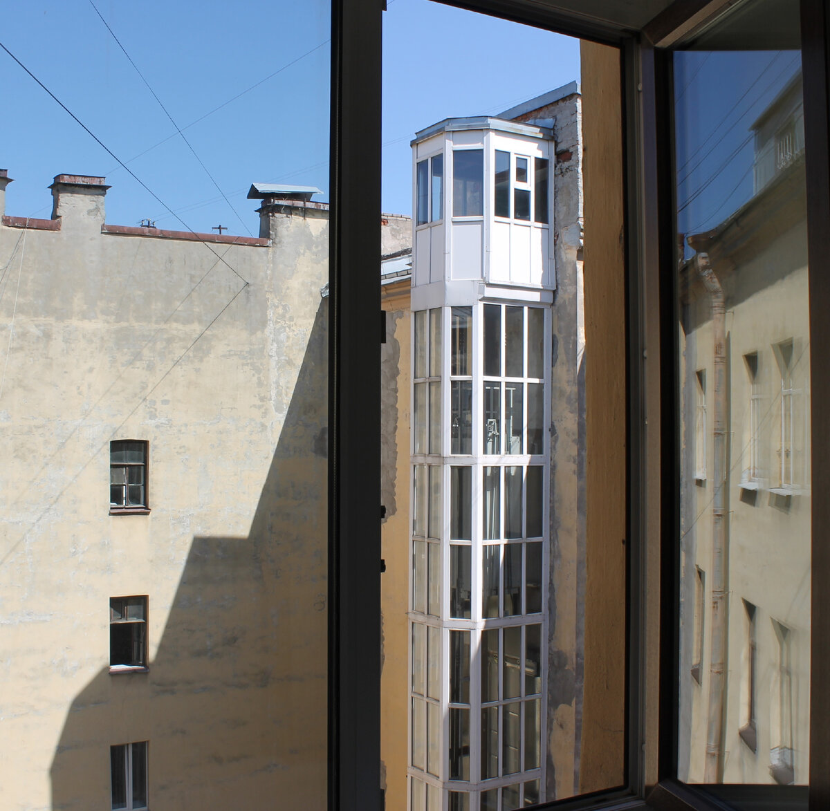 Расскажу вам о недавнем проекте, который уже завершён и сдан в работу. Я назвала его «Проект на Марата».
Это квартира в историческом центре, который передаёт атмосферу старого Петербурга, в доме с историей.
⠀
В квартире давно не было ремонта и моя задача состояла в том, чтобы доступными и недорогими средствами подготовить квартиру к посуточной аренде. Кроме этого необходимо было её укомплектовать, подготовить описание для рекламного объявления, настроить аккаунт на Airbnb, онлайн-площадке для размещения объявления о краткосрочной аренде.
⠀
Первоначально в квартире не предполагались покрасочные работы. При выборе концепции остановились на том, что квартира должна ассоциироваться с простором и легкостью, а как известно, белый цвет способствует этому, как никакой другой.
Квартире не хватало свежести и было принято решение о перекраске кухни, всех дверей в квартире и шкафчиков в ванной комнате. Кроме того, были обновлены затирочные швы кафельной кладки на полу и стенах в ванной и на полу в кухонной зоне.
После покрасочных работ были обозначены функциональные зоны и составлен предварительный список покупок.
Были закуплены шторы, тюль, карниз, стул, журнальный стол, табурет, посуда для приготовления пищи, тарелки, столовые приборы, стаканы, фужеры, бокалы, матрас, постельное белье, полотенца, дозаторы для средств гигиены в ванной и многое другое.
⠀
Цифры:
- вложения 150 000 ₽
⁃ квартира сдана сразу же после публикации объявления
⁃ первый месяц работы объекта в посуточной аренде забронирован полностью.
⠀
Этапы проведения хоумстейджинга для этого проекта:
⠀
⁃ расхламление
⁃ изменение освещения за счёт дополнительных источников света, а также за счёт замены плотного тюля на прозрачный, легкий
⁃ выбор единой цветовой гаммы
⁃ определение функциональных зон
⁃ расстановка акцентов - добавление декора, цветов, постеров
⠀
Кроме основных видов работ, проведена фотосъемка объекта, подготовлено подробное описание квартиры для сайта и проведена регистрация на Airbnb.
Получены первые брони и отзывы. Сейчас квартира активно работает в посуточной аренде. 
В галерее представлены фото ДО и ПОСЛЕ применения хоумстейджинга.
Подробно о проекте можно посмотреть в моем профиле Instagram @homestage.spb 

Хотите подготовить свою квартиру к аренде? Всегда рада помочь!
Подписывайтесь и ставьте лайки, а я буду делиться и дальше своими проектами.
