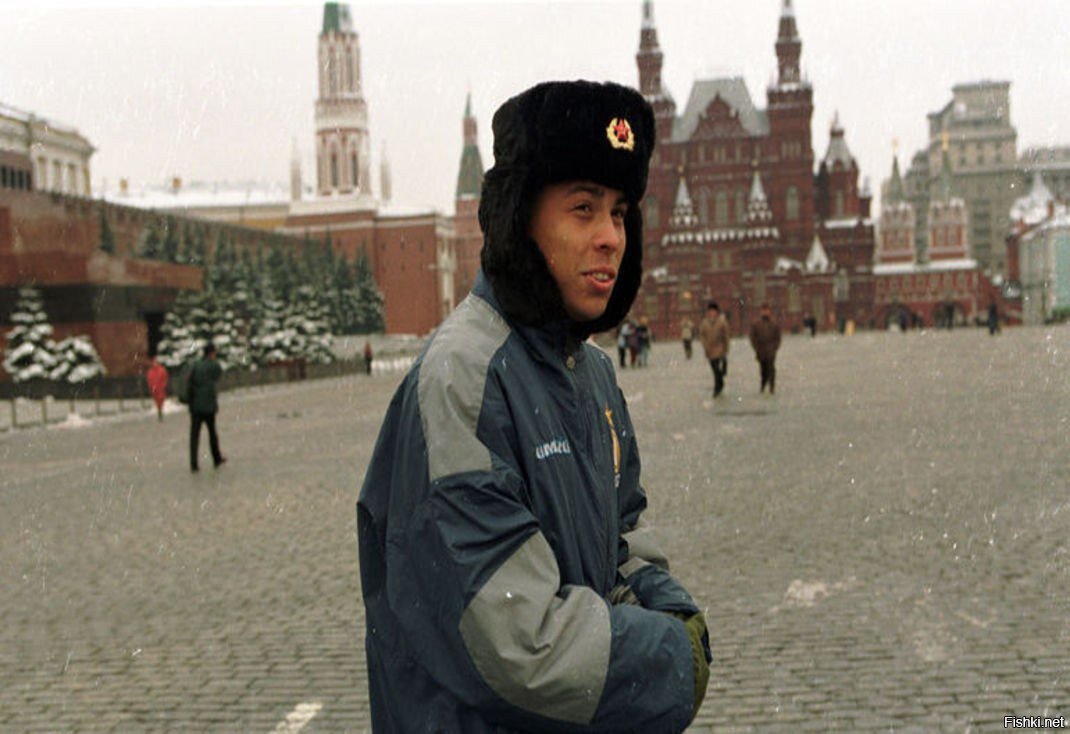1998 год. Роналдо в Москве 1998. Роналдо на красной площади. Роналду в Москве на красной площади. Роналдо в Москве в шапке ушанке
