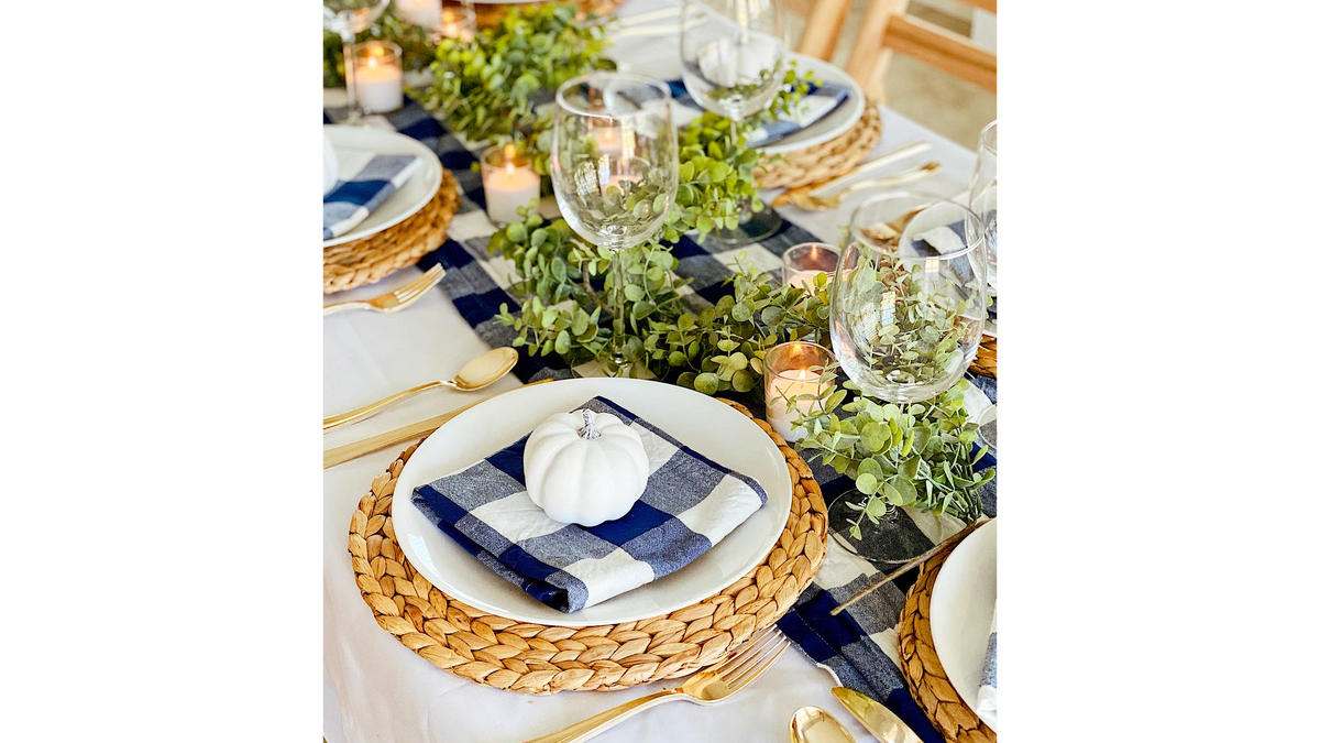                           тканые коврики могут легко украшать стол круглый год