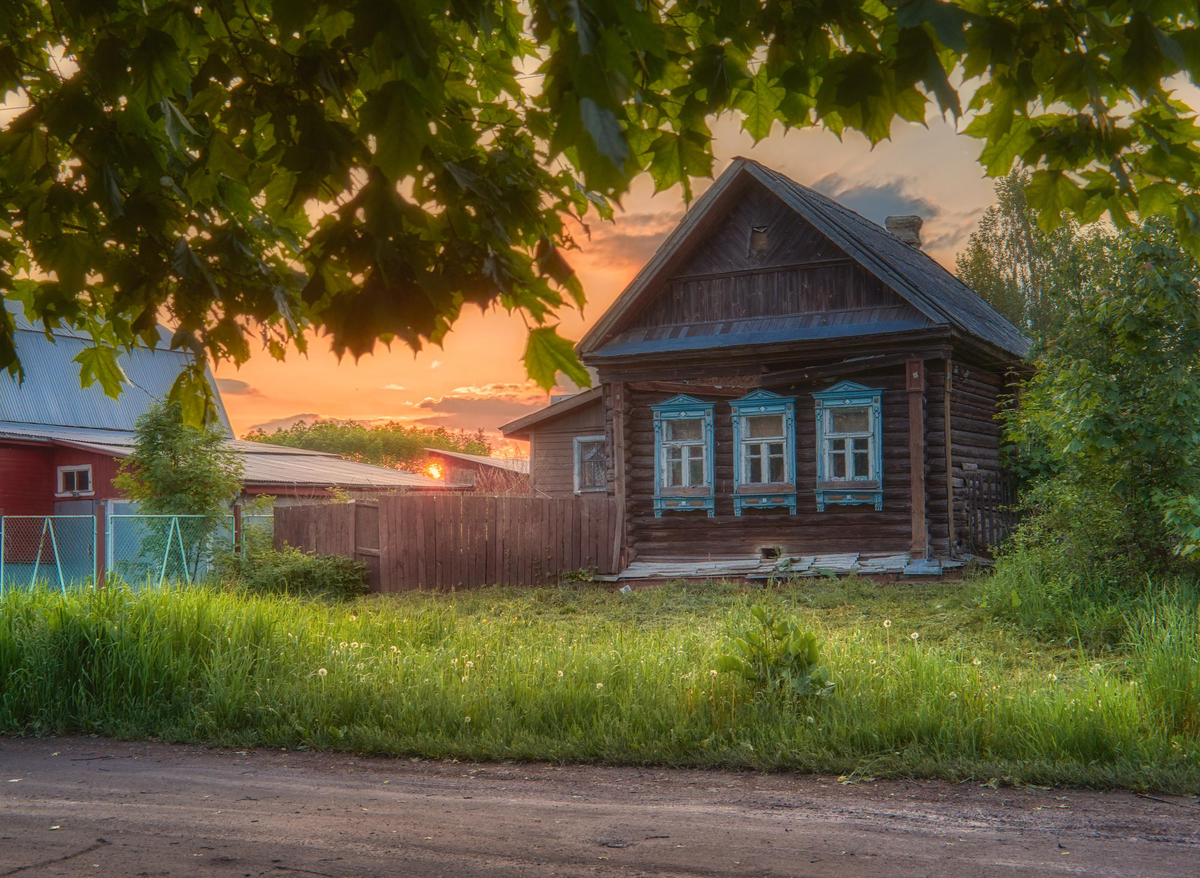 У меня не осталось фотографии бабушкиного дома того времени, но последний ее домик очень похож на этот, только под окнами была скамейка.