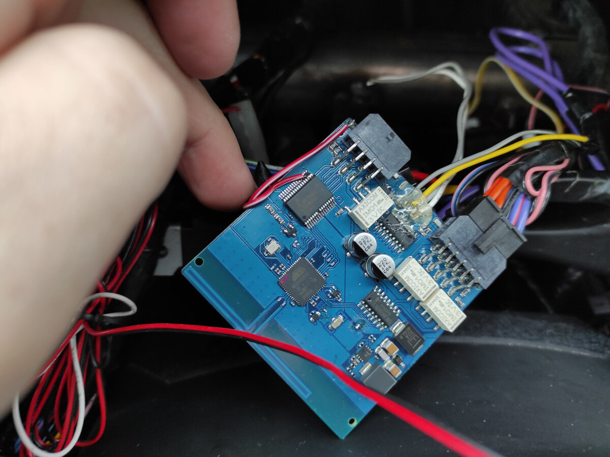 Подпаянные провода и сверху залиты термоклеем