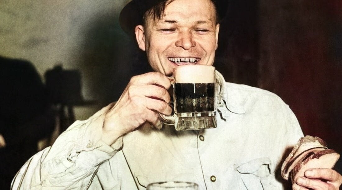 Ностальгия по советскому пиву чувствуется до сих пор. Бывает, летом беру бокальчик пенного, делаю глоток и вспоминаю тот самый вкус Жигулевского, за которым приходилось стоять в очереди по 30 минут.