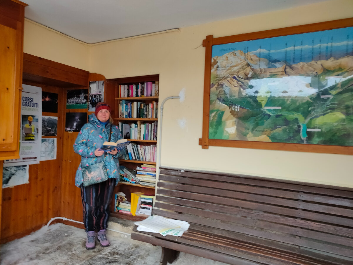 Даже в горах я нашла библиотеку. Католическое Рождество 2021 в Пьемонте. Слева - информация о бесплатных курсах