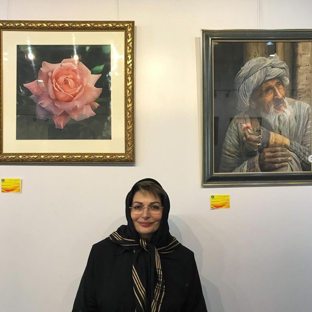 Сима Чакамян со своими работами. Фото: Инстаграм художницы