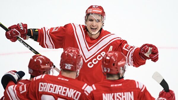    Вадим Шипачев и хоккеисты сборной России© РИА Новости / Владимир Астапкович