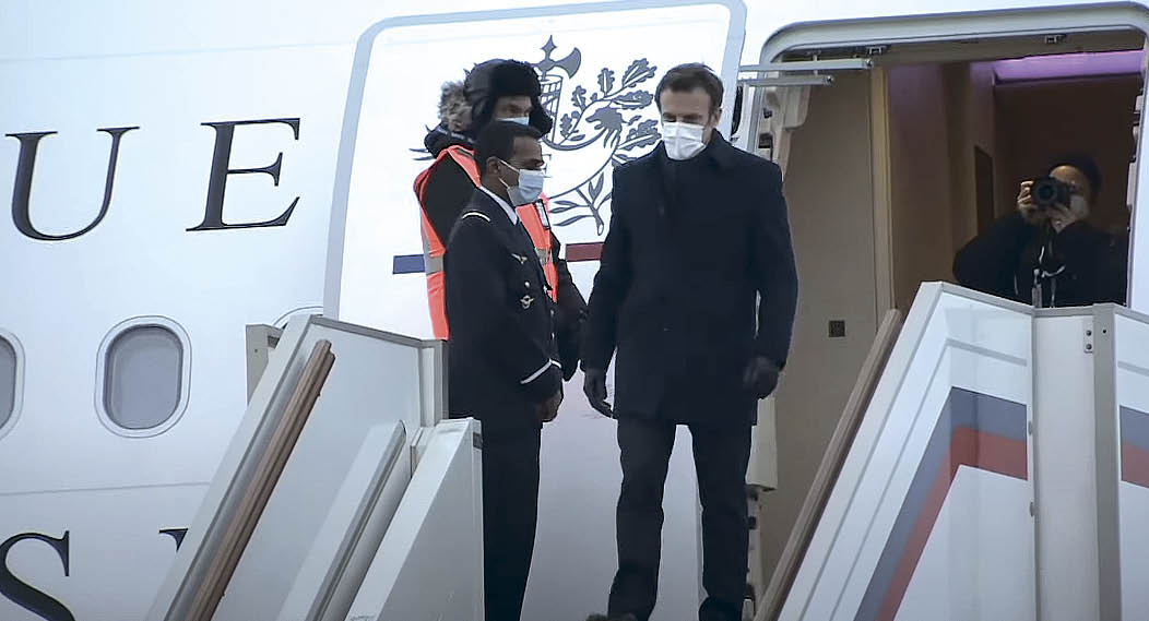 Макрон и зеленский переговоры. Макрон в киеве. Приезд макрона в казахстан. Встреча с макроном. Охрана путина с моря.