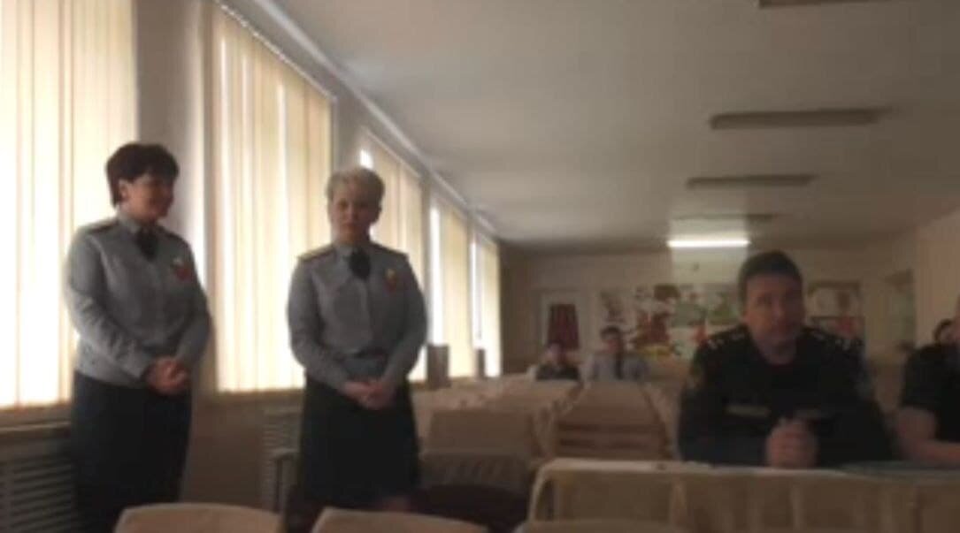 Воспитательный отдел слева, сзади оперативник, справа представитель жюри - не работник ИК-1. Фото с мероприятия битвы хоров между колониями