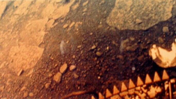 Цветная фотография поверхности Венеры, переданная "Венерой-13". © НПО им. С.А. Лавочкина