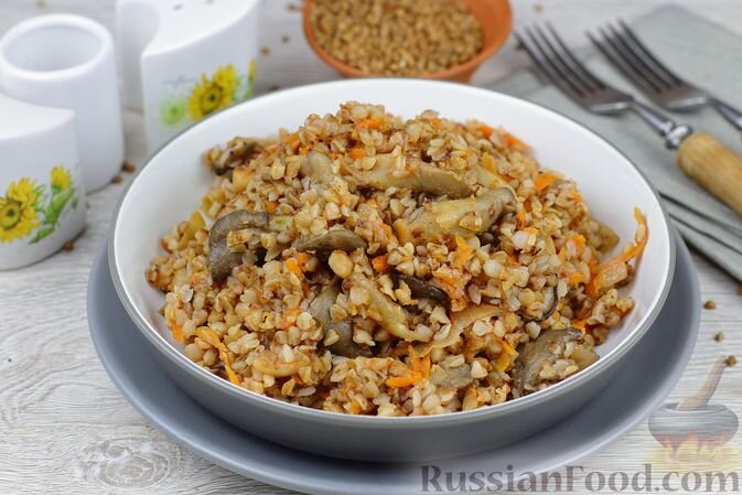 крупа гречневая, вешенки, морковь, лук репчатый, томат-паста, соль, перец чёрный молотый, травы пряные, масло растительное