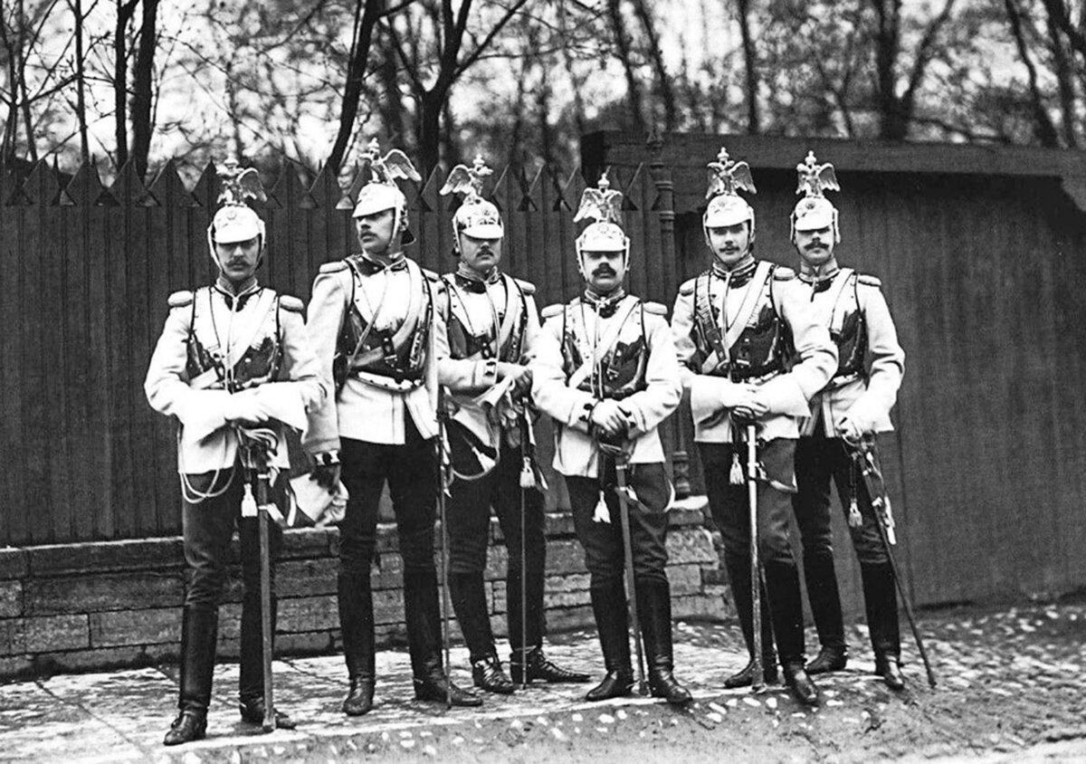 Группа офицеров Кавалергардского полка у Михайловского сада, 1904